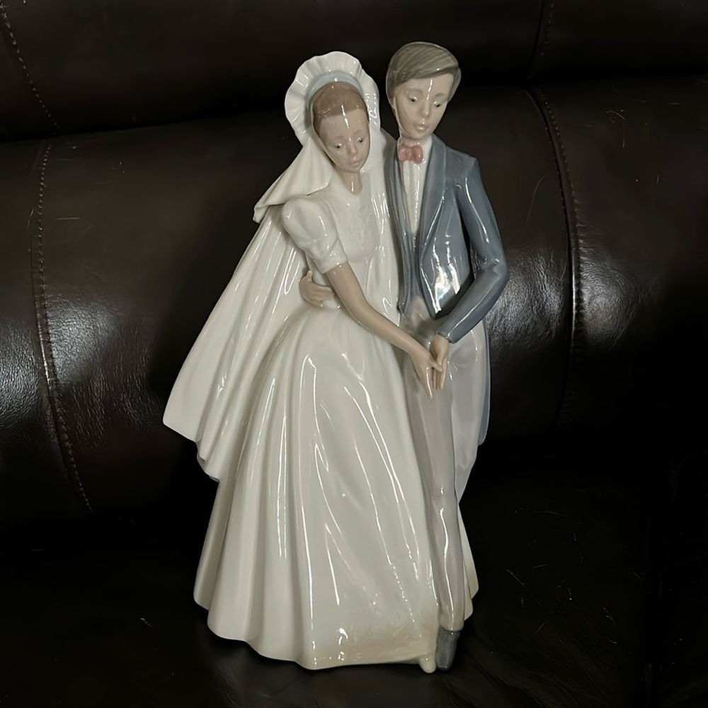 NAO Porcelain Bride & Groom Figurine “Unforgettable Dance”